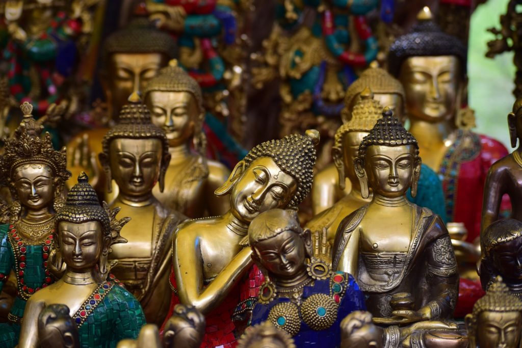 budističke figurice na Himalaji