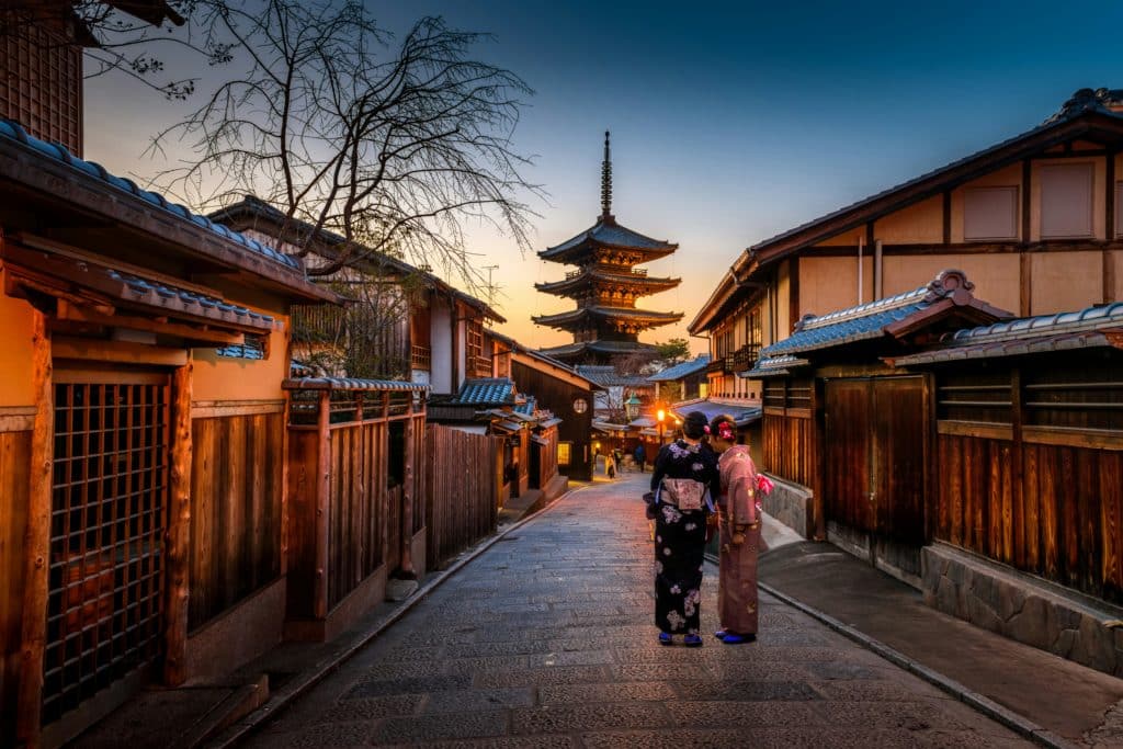 dvije žene u kimonima na ulicama Kyota